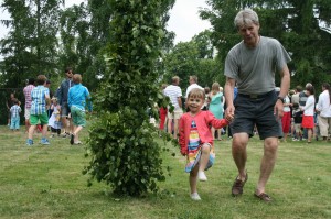 Dans runt midsommarstång